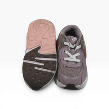 Cargar imagen en el visor de la galería, Tenis Nike Infantiles color Malva y Gris con Detalles Rosas, Talla 13 y Ajuste con Agujetas | Segunda mano