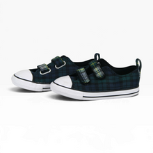 Cargar imagen en el visor de la galería, Tenis CONVERSE Infantiles con Diseño de Cuadros Azul y Verde, Talla 16.5 y Doble Cierre de Contacto | Segunda mano