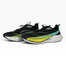 Cargar imagen en el visor de la galería, Tenis Sport color Negro con Detalles Amarillo y Turquesa, Talla 28 y Suela Blanca | Segunda mano
