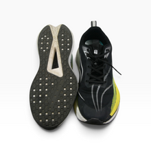 Cargar imagen en el visor de la galería, Tenis Sport color Negro con Detalles Amarillo y Turquesa, Talla 28 y Suela Blanca | Segunda mano