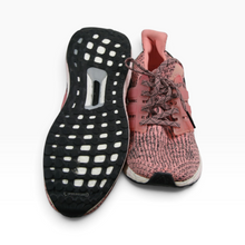 Cargar imagen en el visor de la galería, Tenis Adidas con Leyenda Ultraboost, color Rosa con Negro, Talla 24, Exterior Textil y Agujetas | Segunda mano