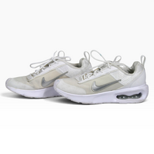 Cargar imagen en el visor de la galería, Tenis Nike, color Blanco con Plata, Talla 24, Exterior Textil y Cámara Visible en el Talón | Segunda mano