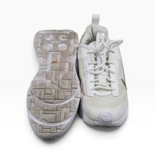 Cargar imagen en el visor de la galería, Tenis Nike, color Blanco con Plata, Talla 24, Exterior Textil y Cámara Visible en el Talón | Segunda mano