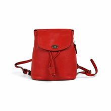 Load image into Gallery viewer, Mochila Coach Compacta para Mujer, Acabado Texturizado color Rojo, Cierre de Solapa y Cordón Ajustable, Buen Estado | Segunda mano