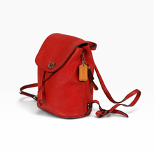 Load image into Gallery viewer, Mochila Coach Compacta para Mujer, Acabado Texturizado color Rojo, Cierre de Solapa y Cordón Ajustable, Buen Estado | Segunda mano