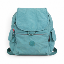 Load image into Gallery viewer, Mochila Kipling color Turquesa, con Solapa y Bolsillos Exteriores, con Detalles de Uso | Segunda mano