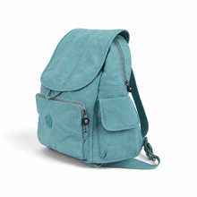Load image into Gallery viewer, Mochila Kipling color Turquesa, con Solapa y Bolsillos Exteriores, con Detalles de Uso | Segunda mano
