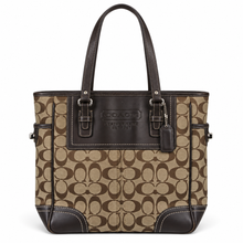 Load image into Gallery viewer, Bolsa Tote COACH color Beige y Café, Diseño de Monograma y Asas Largas | Segunda mano