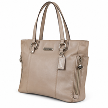 Load image into Gallery viewer, Bolsa Tote Coach para Mujer, color Beige, Asas Largas y Detalles Metálicos Plateados | Segunda mano