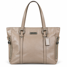 Load image into Gallery viewer, Bolsa Tote Coach para Mujer, color Beige, Asas Largas y Detalles Metálicos Plateados | Segunda mano