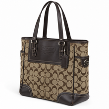 Load image into Gallery viewer, Bolsa Tote COACH color Beige y Café, Diseño de Monograma y Asas Largas | Segunda mano