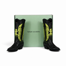 Load image into Gallery viewer, Botas Vaqueras Mezcalero Talla 23, Color Negro con Aplicaciones Verde Neón, Punta Afilada, Tacón Western y Caja, Buen estado | Segunda mano