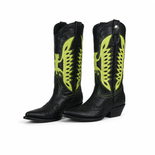 Load image into Gallery viewer, Botas Vaqueras Mezcalero Talla 23, Color Negro con Aplicaciones Verde Neón, Punta Afilada, Tacón Western y Caja, Buen estado | Segunda mano