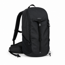 Cargar imagen en el visor de la galería, Mochila de Senderismo Quechua de 20 L para Excursión y Uso Diario, Color Negro, Correas Acolchadas y Cinturón Lumbar, Con detalles | Segunda mano