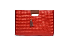 Cargar imagen en el visor de la galería, Clutch artesanal de plástico reciclado, modelo 2