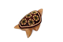 Cargar imagen en el visor de la galería, Tortuga de madera huichol, vista frontal