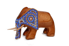 Cargar imagen en el visor de la galería, Elefante de madera con arte huichol, vista lateral