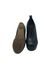 Load image into Gallery viewer, Zapatos Casuales en Vinipiel, color Negro, talla 23.5. Articulo de doble uso.