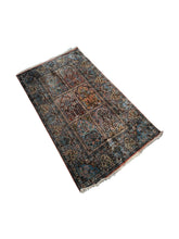 Cargar imagen en el visor de la galería, Alfombra en Seda, talla Medidas 75x122cm. Articulo de doble uso.