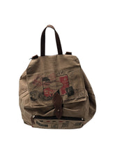 Cargar imagen en el visor de la galería, Mochila Casual en Poliester, color Café. De correas ajustables. Articulo nuevo.