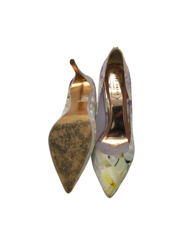 Zapatillas diseño floreado con tacón de aguja. Talla 39. Artículo de doble uso.