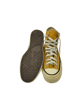 Cargar imagen en el visor de la galería, Tenis Converse de diseño lona amarilla con cordones ajustables. Talla 27. Artículo de doble uso