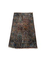 Cargar imagen en el visor de la galería, Alfombra en Seda, talla Medidas 75x122cm. Articulo de doble uso.