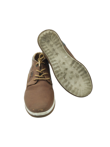 Zapatos infantiles estilo casual color café con cordones ajustables suela de goma para niño talla 18 artículo de doble uso en buen estado