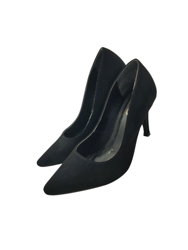Zapatillas estilo casual color negro de gamuza con suela de goma y tacón delgado de 9cm marca JLO para dama talla 23 artículo de doble uso en buen estado