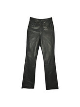 Load image into Gallery viewer, Pantalón diseño en cuero. Para dama Talla 2. Artículo de doble uso.