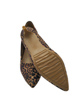 Cargar imagen en el visor de la galería, Zapatillas estilo casual diseño animal print con punta y talón cerrados suela de goma y tacón de 7cm marca CKLASS para dama talla 26 artículo de doble uso en buen estado