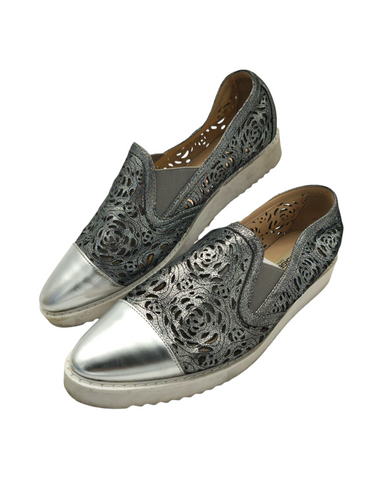 Zapatos estilo mocasín color plateado con suela de goma marca KARL LAGERFELD para dama talla 24 artículo de doble uso en buen estado