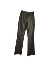 Load image into Gallery viewer, Pantalón de poliéster color chocolate con bolsas delanteras. Talla 4. Artículo de doble uso.