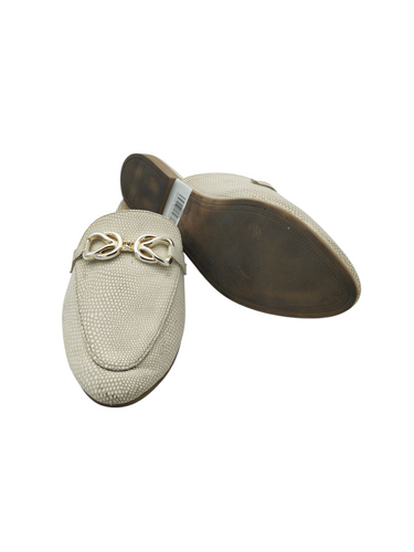 Zapatos estilo mules color beige con broche decorativo y suela plana de goma marca C&A para dama talla 22 artículo de doble uso en buen estado