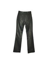 Load image into Gallery viewer, Pantalón diseño en cuero. Para dama Talla 2. Artículo de doble uso.