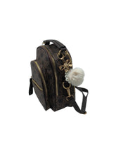 Cargar imagen en el visor de la galería, Mini Mochila Casual en Vinipiel, color Café. De correas ajustables. Articulo nuevo.