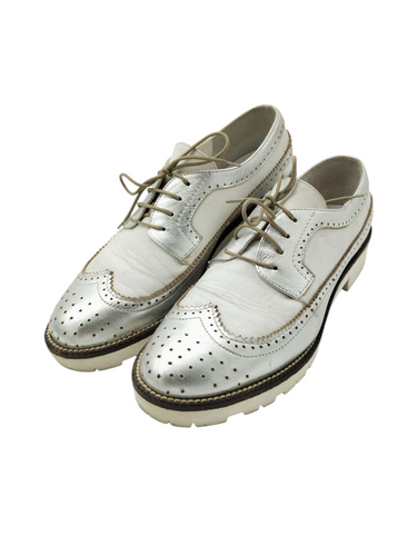 Zapato estilo mocasín color blanco y plateado con cordones ajustables suela de goma para dama talla 24.5 artículo de doble uso en buen estado