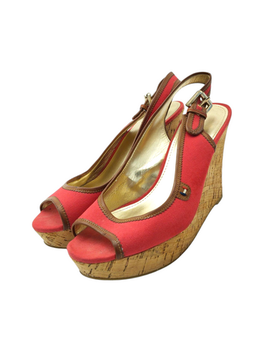 Zapatillas estilo casual color rojo punta y talón descubiertos con correas ajustables suela de plataforma marca TOMMY HILFIGER para dama talla 26 artículo de doble uso en buen estado